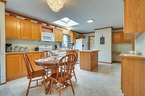 Serene Zanesville Getaway: Hot Tub, 2 Decks!