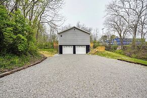 Serene Zanesville Getaway: Hot Tub, 2 Decks!