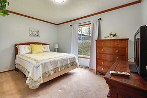 Serene Zanesville Getaway: Hot Tub, 2 Decks!