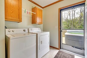 Serene Zanesville Getaway: Hot Tub, 2 Decks!