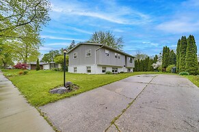 Modern Urbana Home: 2 Mi to University of Illinois