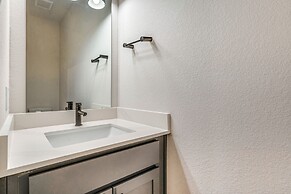 Spacious & Chic Leander Townhome: 27 Mi to Austin!