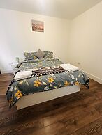 Lovely Hillingdon Family Holiday Home 7 Beds