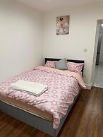 6-bed 3-bath Home - Sleeps 14 & Free Parking