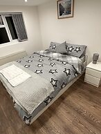 6-bed 3-bath Home - Sleeps 14 & Free Parking