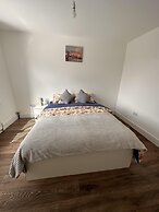 6-bed 3-bath Home - Sleeps 14 & Free Parking