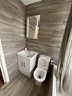 6-bed 3-bath Home - Sleeps 14 & Free Parking