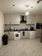 6-bed 3-bath Home - Sleeps 14 & Free Parking