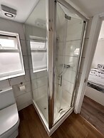 6-bed 3-bath Home - Sleeps 14 & Free Parking