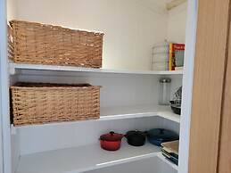 Stunning Luxury 2-bed Lodge in Routh With Hot tub