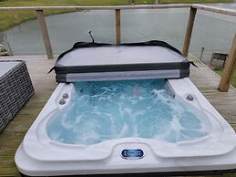 Stunning Luxury 2-bed Lodge in Routh With Hot tub