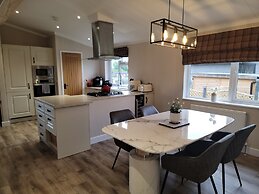 Stunning Luxury 2-bed Lodge in Routh With Hot tub