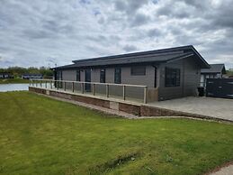 Stunning Luxury 2-bed Lodge in Routh With Hot tub