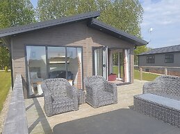 Stunning Luxury 2-bed Lodge in Routh With Hot tub