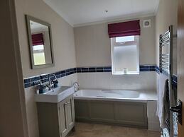 Stunning Luxury 2-bed Lodge in Routh With Hot tub