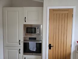 Stunning Luxury 2-bed Lodge in Routh With Hot tub