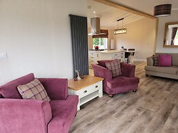Stunning Luxury 2-bed Lodge in Routh With Hot tub