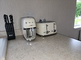 Stunning Luxury 2-bed Lodge in Routh With Hot tub