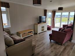 Stunning Luxury 2-bed Lodge in Routh With Hot tub