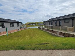 Stunning Luxury 2-bed Lodge in Routh With Hot tub