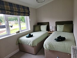Stunning Luxury 2-bed Lodge in Routh With Hot tub