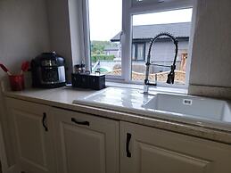 Stunning Luxury 2-bed Lodge in Routh With Hot tub