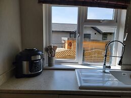 Stunning Luxury 2-bed Lodge in Routh With Hot tub