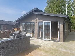 Stunning Luxury 2-bed Lodge in Routh With Hot tub