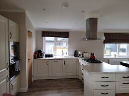 Stunning Luxury 2-bed Lodge in Routh With Hot tub