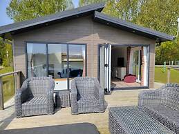 Stunning Luxury 2-bed Lodge in Routh With Hot tub