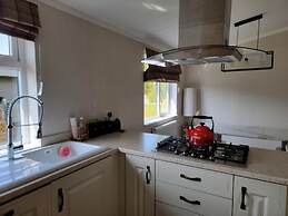 Stunning Luxury 2-bed Lodge in Routh With Hot tub