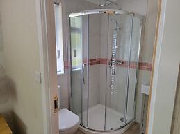 Stunning Luxury 2-bed Lodge in Routh With Hot tub