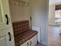 Stunning Luxury 2-bed Lodge in Routh With Hot tub