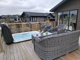 Stunning Luxury 2-bed Lodge in Routh With Hot tub