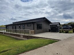 Stunning Luxury 2-bed Lodge in Routh With Hot tub