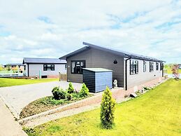 Stunning Luxury 2-bed Lodge in Routh With Hot tub