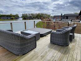 Stunning Luxury 2-bed Lodge in Routh With Hot tub