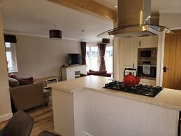 Stunning Luxury 2-bed Lodge in Routh With Hot tub