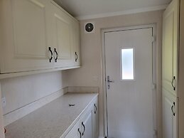 Stunning Luxury 2-bed Lodge in Routh With Hot tub