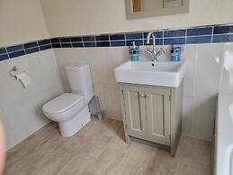 Stunning Luxury 2-bed Lodge in Routh With Hot tub