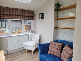 Stunning Luxury 2-bed Lodge in Routh With Hot tub