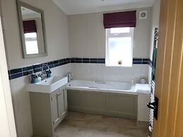 Stunning Luxury 2-bed Lodge in Routh With Hot tub