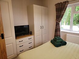 Stunning Luxury 2-bed Lodge in Routh With Hot tub