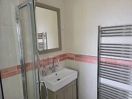 Stunning Luxury 2-bed Lodge in Routh With Hot tub