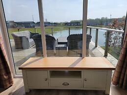 Stunning Luxury 2-bed Lodge in Routh With Hot tub