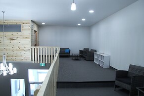 Roadhouse 52 Inn & Suites