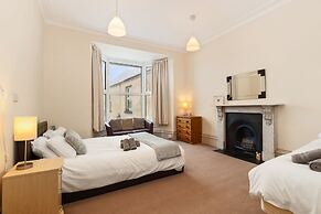 Connaught House - Central Location Near the Beach