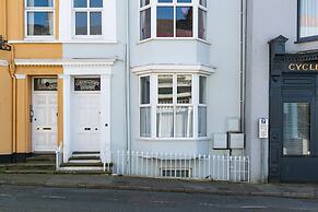 Connaught House - Central Location Near the Beach