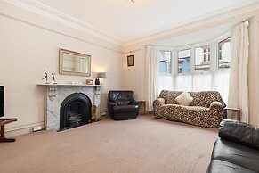 Connaught House - Central Location Near the Beach