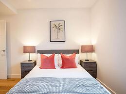 Windsor Castle Two-bedroom Apartment by Belvilla